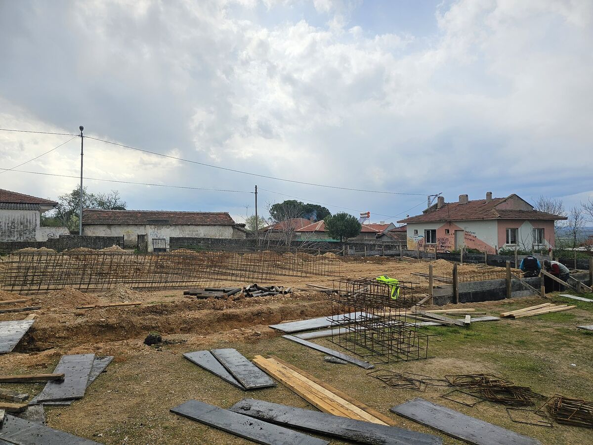 İvrindi Belediye Başkanı Önder Lapanta, Soğanbükü Mahallesi’nde yapımı süren halı