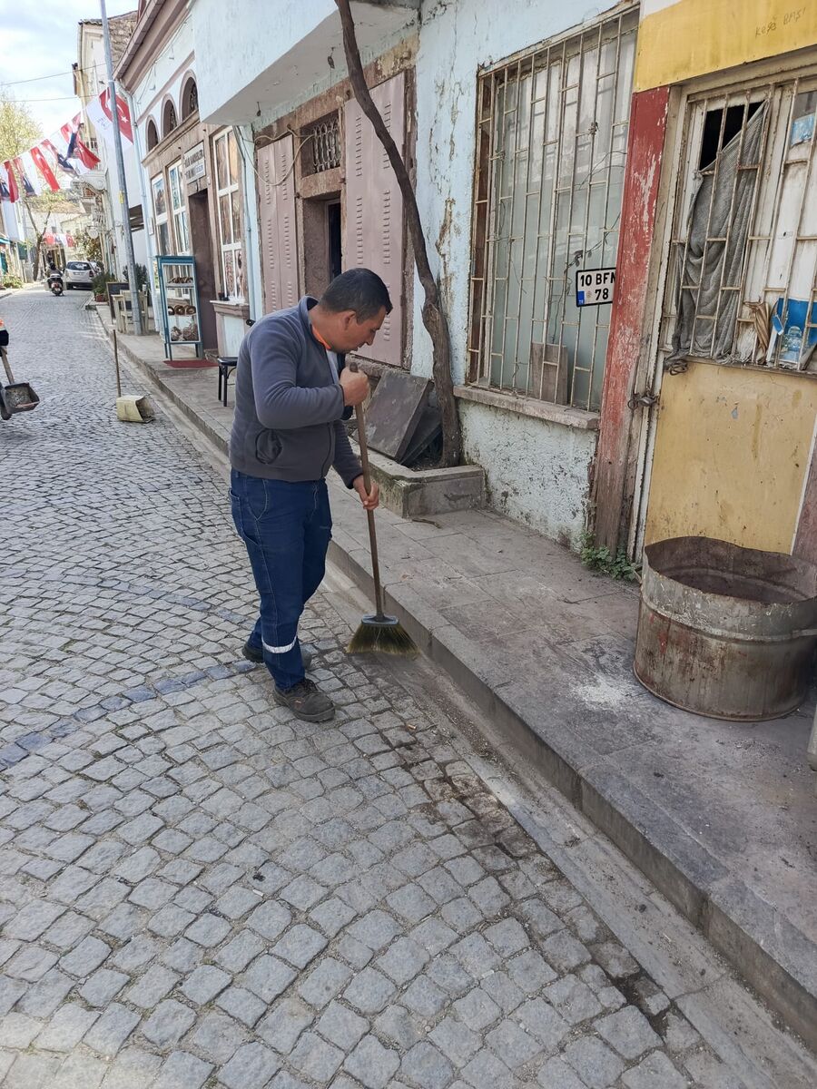 Ayvalık’ta temizlik seferberliği hız kesmeden sürüyor, ekipler kent genelinde mıntıka