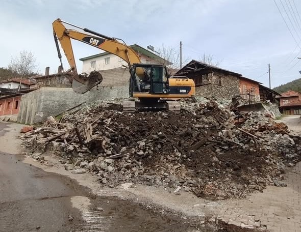 Bigadiç’te Aşağıgöcek Mahallesi’nde çıkan yangının ardından temizlik çalışmaları hız kesmeden