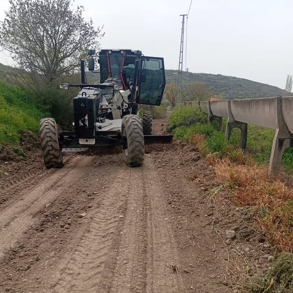 Bigadiç Salmanlı Mahallesi’nde arazi yollarını iyileştirmek için çalışmalar hız kesmeden