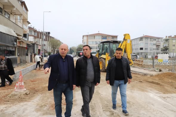 Gönen’de Kurtuluş Mahallesi’nde başlatılan parke taş döşeme ve çevre düzenleme