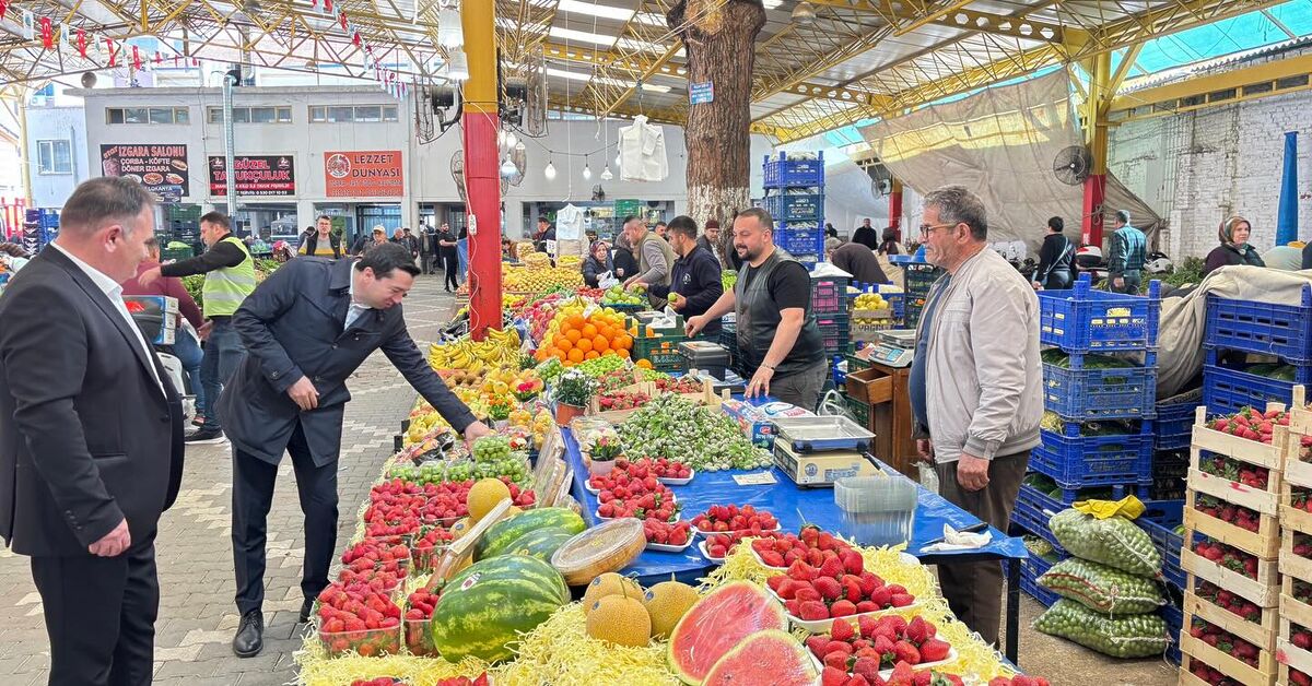 Havran’da sahaya inen Kaymakam Muhammed Evlice, esnaf ve vatandaşla bir
