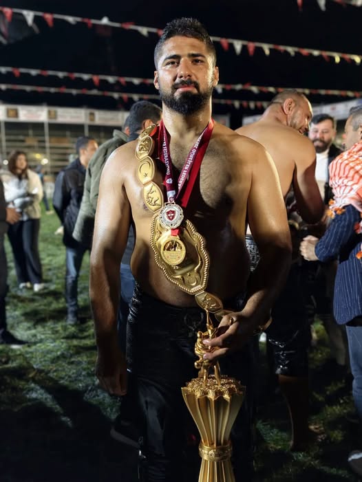 Enes Doğan, Ali Gürbüz’ü Yenerek Başpehlivan Oldu! 673792363 1500554324760058 1405973555819632076 n - Marmara Bölge Gazetesi