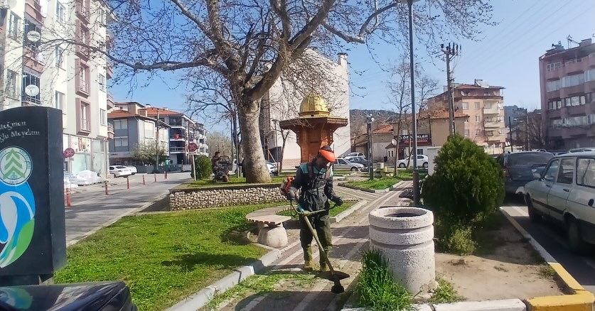 Dursunbey Belediyesi Park ve Bahçeler Müdürlüğü ekipleri, ilçe genelindeki parklarda