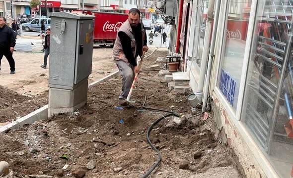 Sokak sağlıklaştırma çalışmaları kapsamında Belediye Caddesi’nde yürütülen yenileme çalışmaları aralıksız