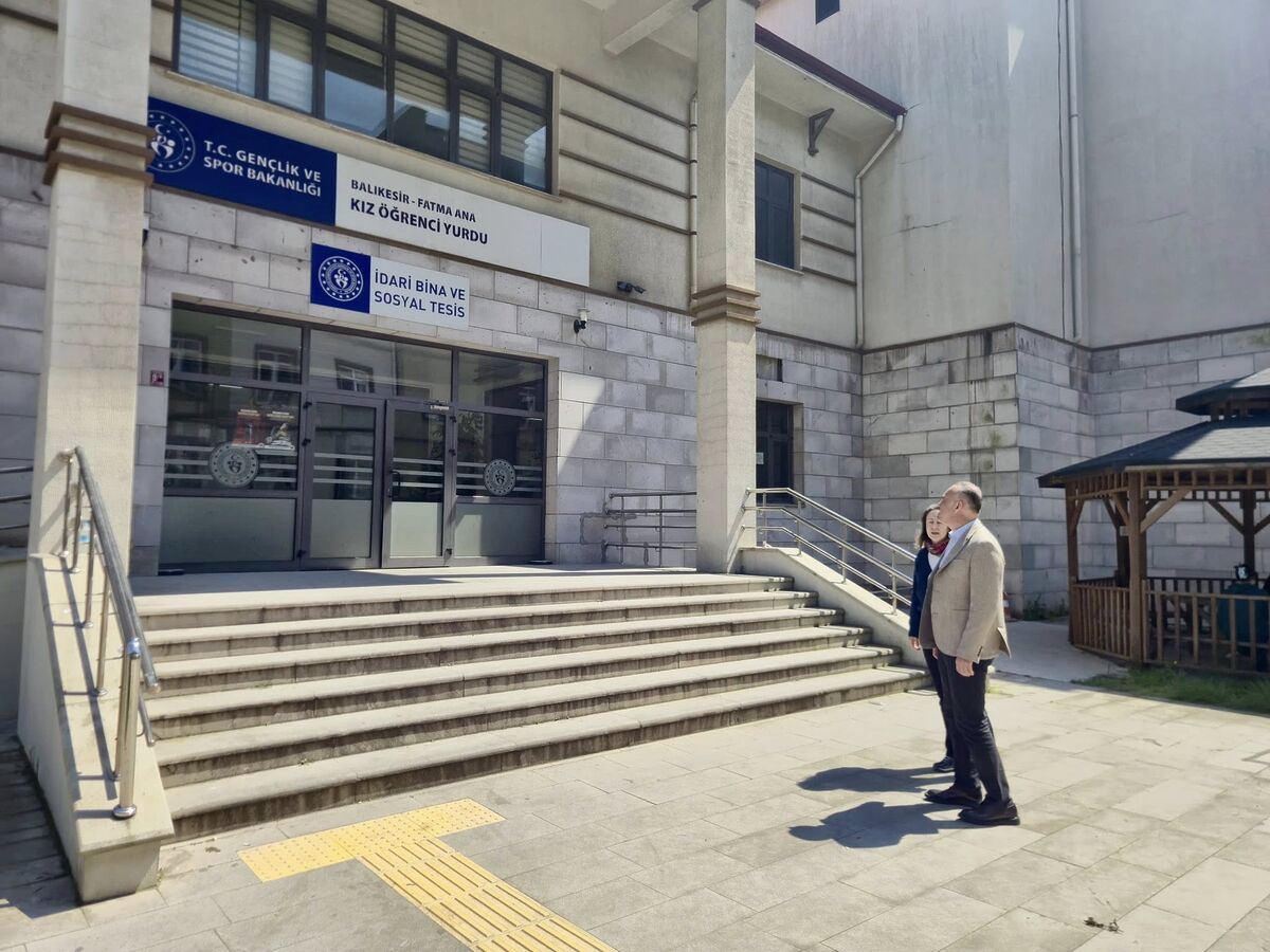 Balıkesir’de yurtları ziyaret eden İl Müdürü Adem Özalp, gençlerle birebir