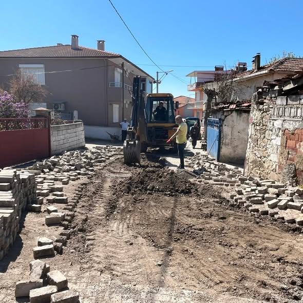 Bigadiç’te ulaşım altyapısını güçlendirmek amacıyla yürütülen yol çalışmaları hız kesmeden