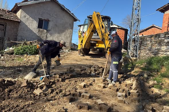 Susurluk’ta kırsal mahallelerde yürütülen çalışmalar hız kesmeden devam ediyor. Fen