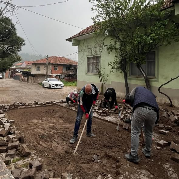 Bigadiç’te Sahada Yoğun Mesai 677261609 122239013396300867 6650873288180067444 n - Marmara Bölge Gazetesi