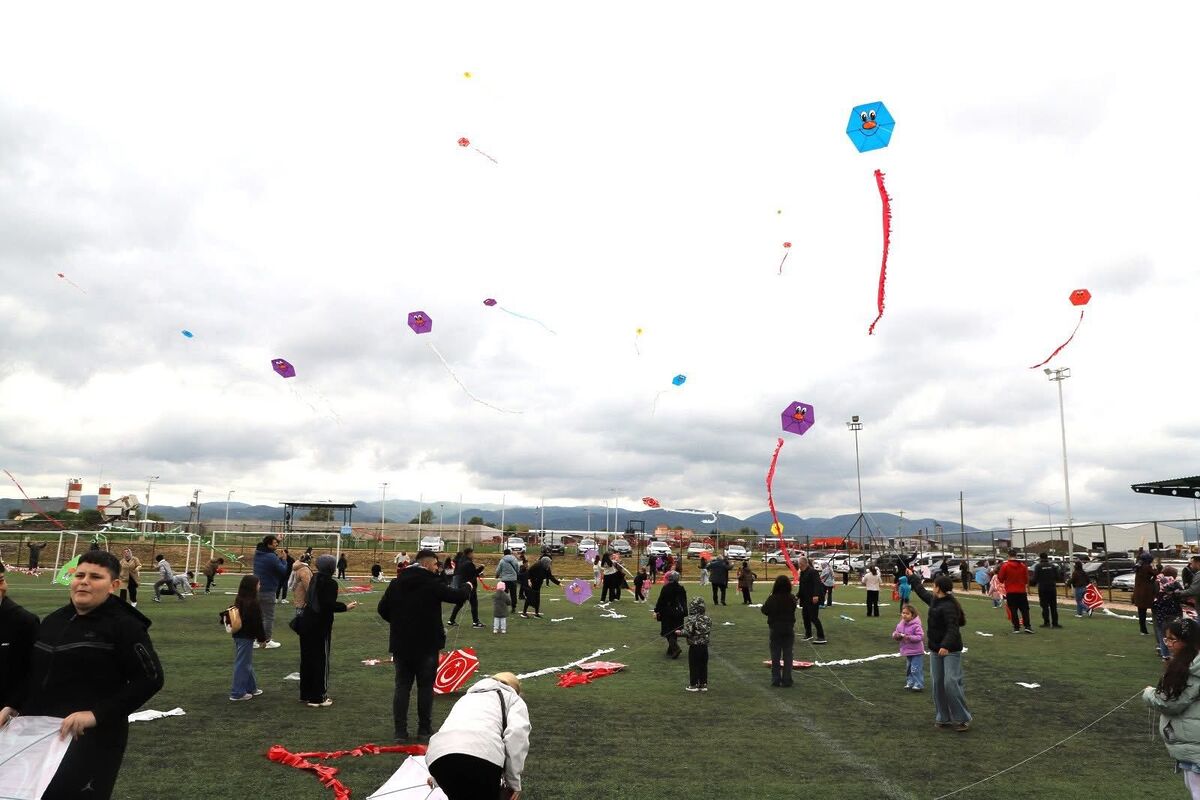 23 Nisan coşkusu uçurtmalarla zirveye çıktı. Gönen’de düzenlenen festival, çocukların