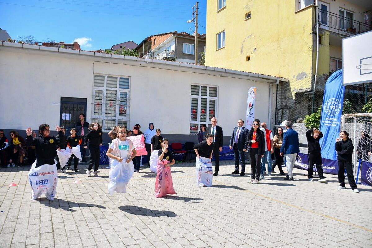 Balıkesir’de düzenlenen D.O.S.T. Projesi etkinliğinde çocuklar, gün boyu süren oyunlar