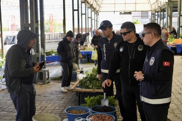 Burhaniye’de vatandaşların güvenli alışveriş yapabilmesi için pazar yerinde denetimler sıkılaştırıldı.