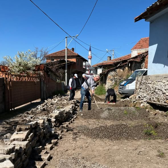 Bigadiç’te ulaşımı rahatlatacak yol düzenleme çalışmaları aralıksız sürüyor. Adalı Mahallesi’nde