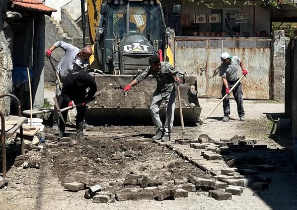 Bigadiç’te mahalle yolları yenileniyor, ulaşım daha konforlu hale geliyor.
İlyaslar Mahallesi’nde