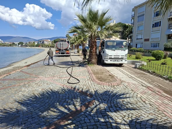 Kurbağalı sahilinde gerçekleştirilen yol yıkama çalışmalarıyla temizlik seferberliği hız kesmeden