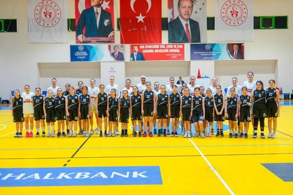 Burhaniye Belediyespor Kadın Basketbol Takımı, sezonun son maçının ardından 1.