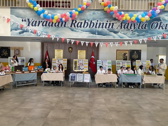 Burhaniye’de düzenlenen TÜBİTAK 4006 Bilim Fuarı, öğrencilerin hazırladığı projelerle büyük