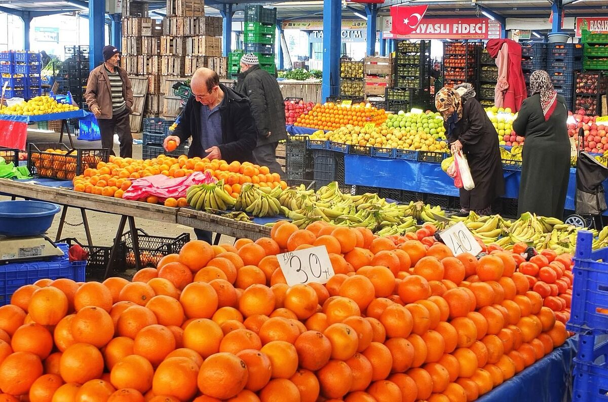 Gönen’de kapalı pazaryerinde yapılacak kapsamlı yenileme çalışmaları öncesi sahada inceleme
