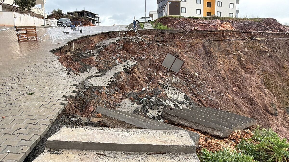 Edremit’te Toprak Kayması! AW675700 03 - Marmara Bölge Gazetesi