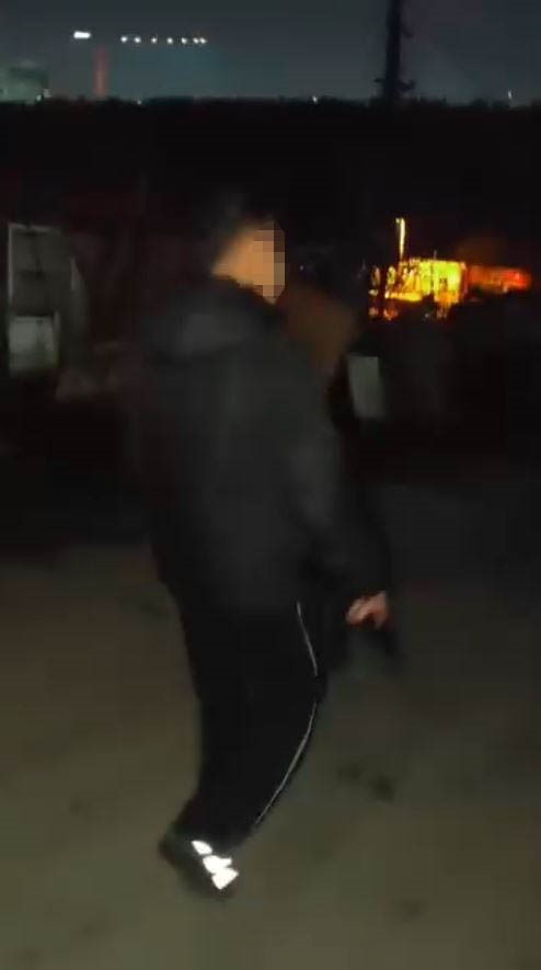 Uzun Namlulu Silahlı Şahıs Sokakta Böyle Görüntülendi! AW675981 01 - Marmara Bölge Gazetesi