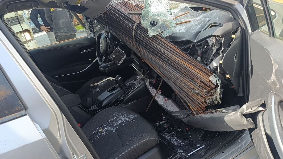 Kamyonun Üzerindeki İnşaat Demirleri Seyir Halindeki Otomobile 'Ok' Gibi Saplandı! AW682480 02 - Marmara Bölge Gazetesi