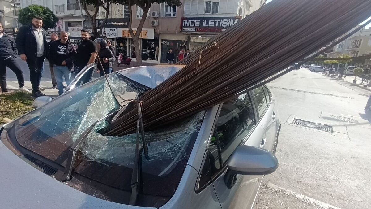 Kamyonun Üzerindeki İnşaat Demirleri Seyir Halindeki Otomobile 'Ok' Gibi Saplandı! AW682480 09 - Marmara Bölge Gazetesi