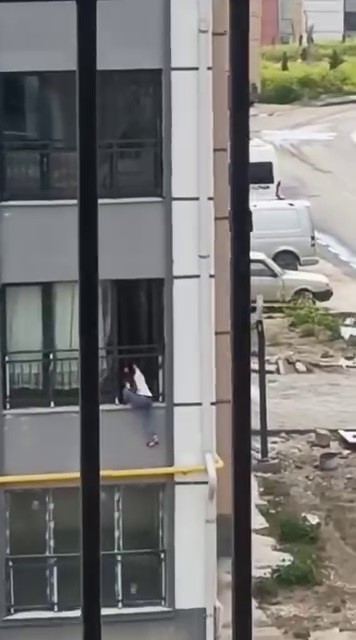 Çocuk Camdan Çıkıp Korkulukta Yürüdü! AW686022 01 - Marmara Bölge Gazetesi