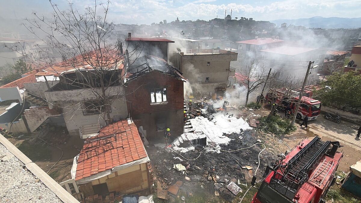 Edremit’te Çöp Ev Cayır Cayır Yandı! AW688287 02 - Marmara Bölge Gazetesi