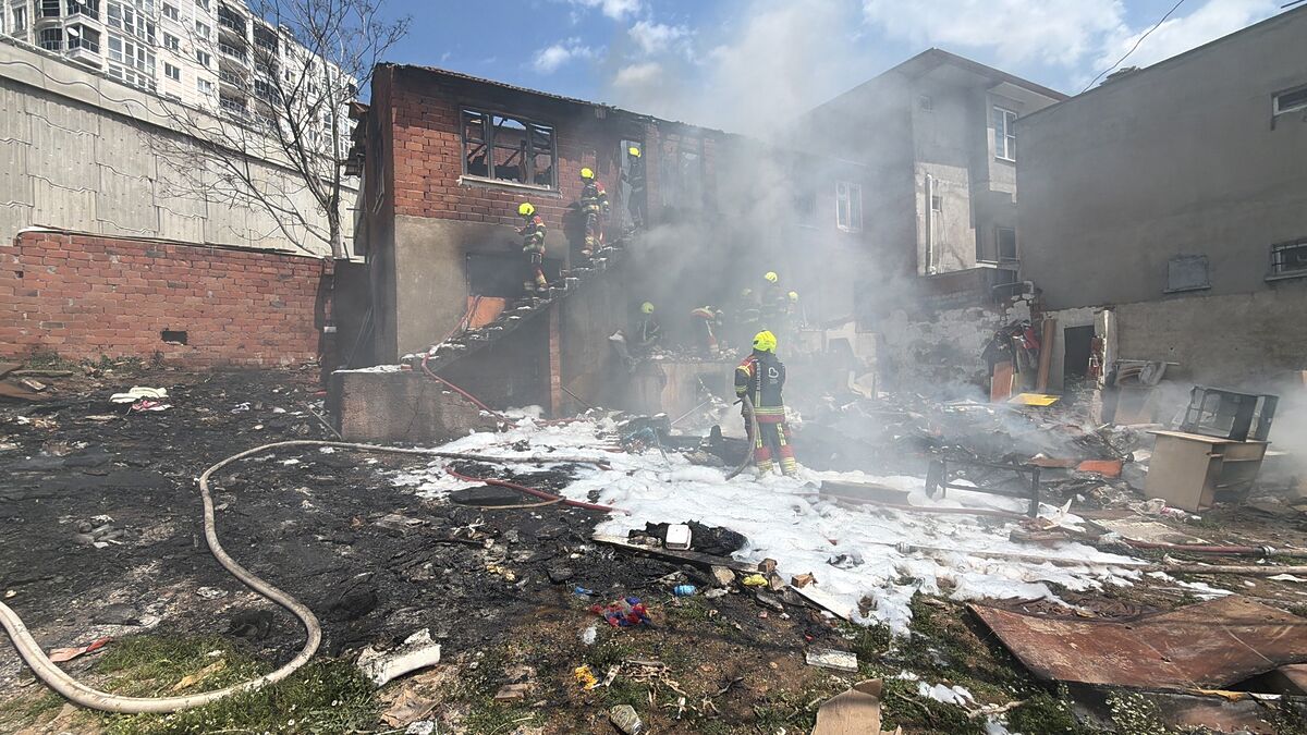 Edremit’te Çöp Ev Cayır Cayır Yandı! AW688287 06 - Marmara Bölge Gazetesi