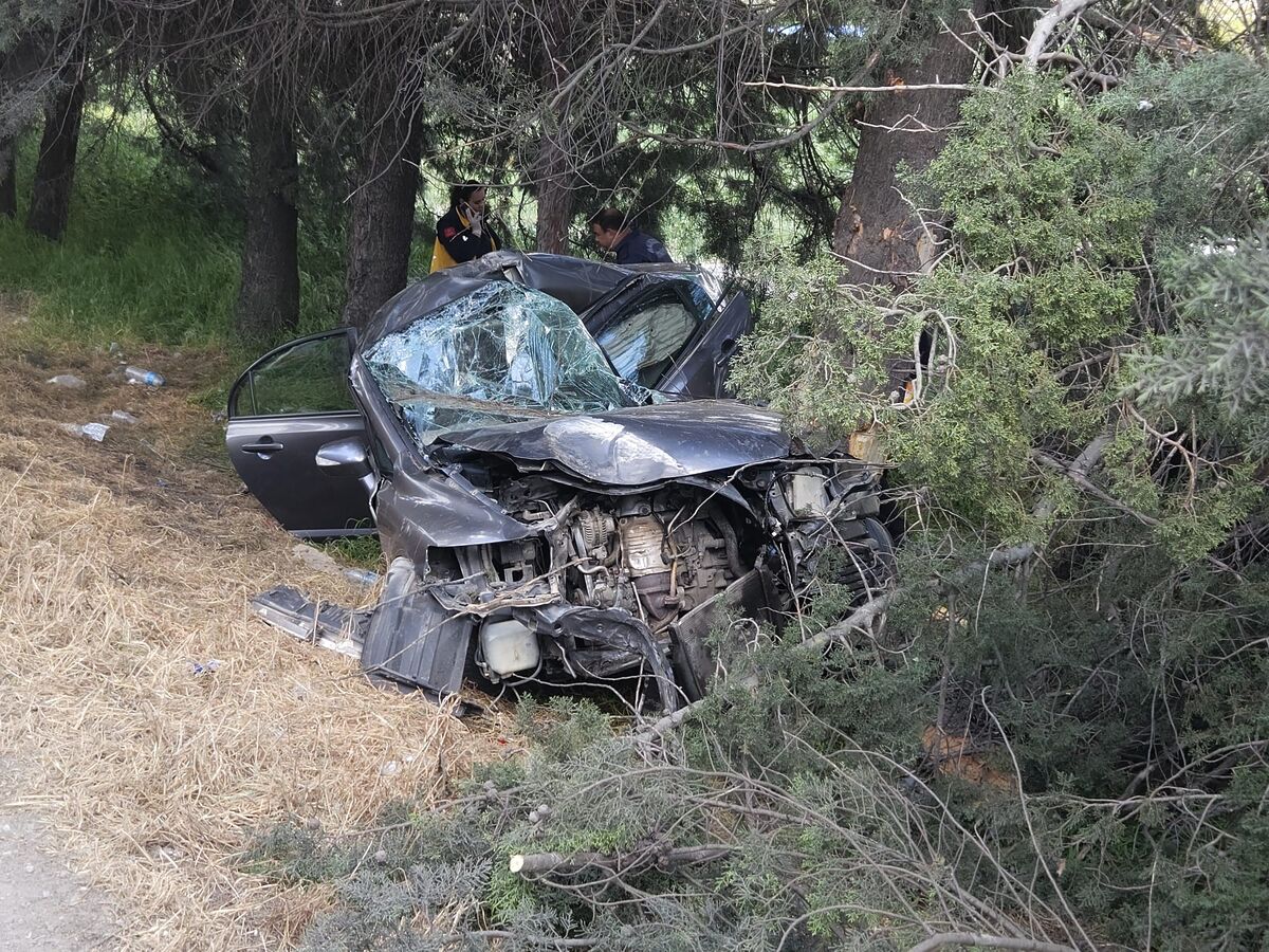 Karesi ilçesinde kontrolden çıkan otomobilin takla atarak ormanlık alana savrulması