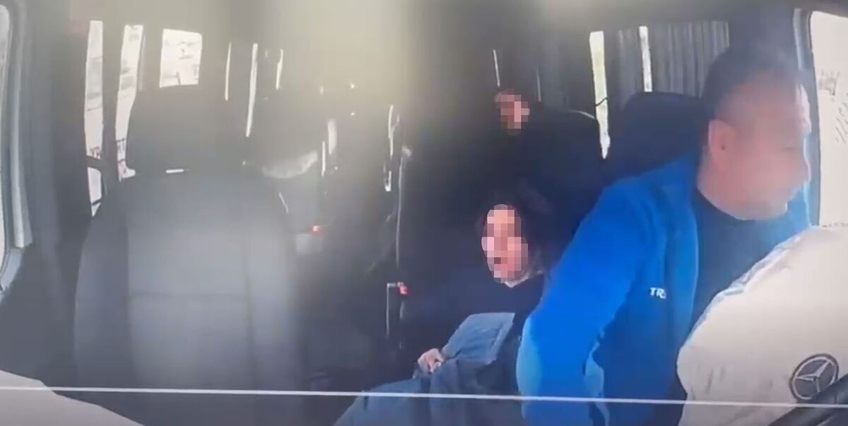 Okul Servisi ile Kamyonet Kafa Kafaya Çarpıştı: Öğrenci Koridora Uçtu! AW690373 02 - Marmara Bölge Gazetesi