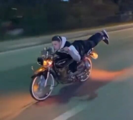 Motosiklet Üzerine Uzandı, Şov Uğruna Ölümle Dans AW692850 01 e1777382389565 - Marmara Bölge Gazetesi