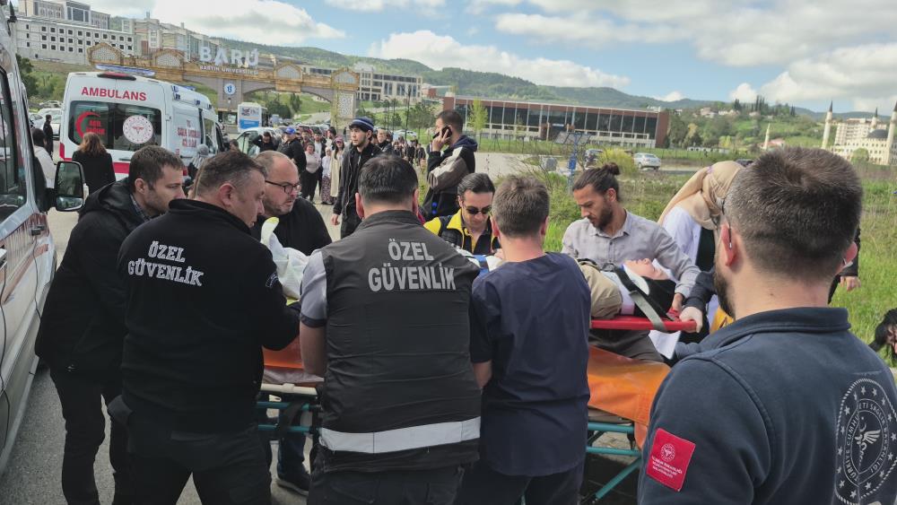 Otobüs Otomobilin Üzerine Devrildi AW693696 05 - Marmara Bölge Gazetesi