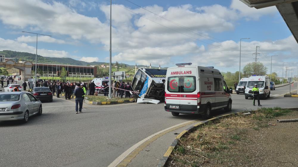 Otobüs Otomobilin Üzerine Devrildi AW693696 06 - Marmara Bölge Gazetesi