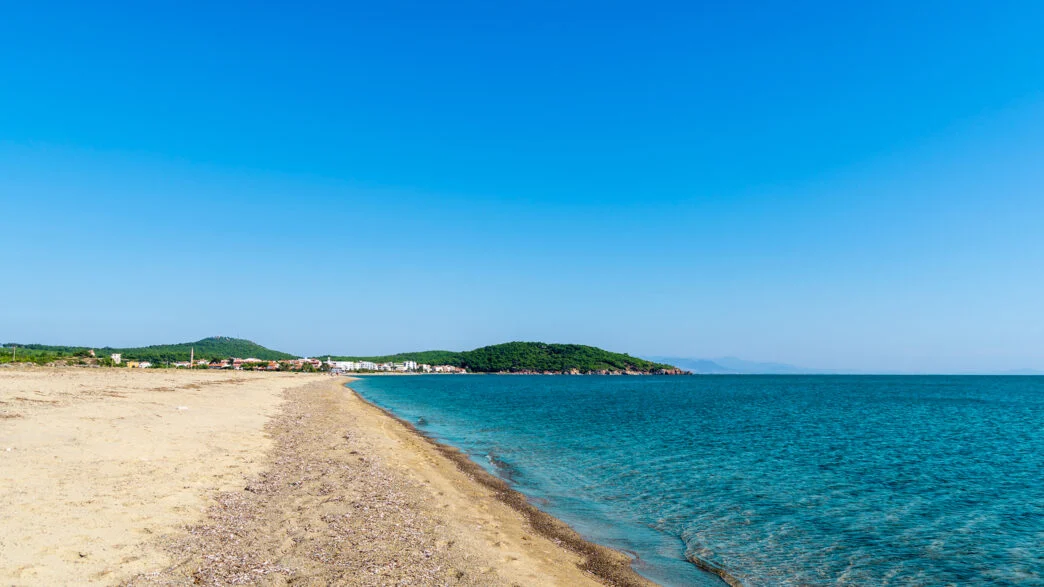 Balıkesir’in Ayvalık ilçesinde yer alan Badavut Plajı, son yıllarda doğallığı