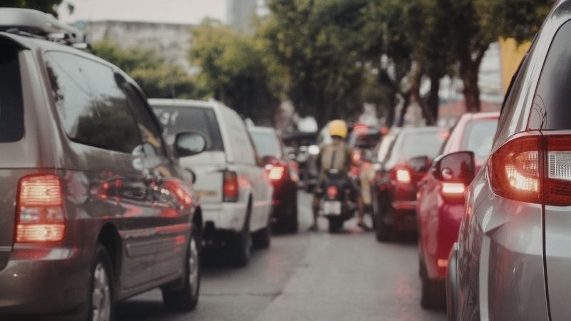 Kocacami Mahallesi Atatürk Caddesi’nde başlatılan duba uygulamasıyla düzensiz araç parkının