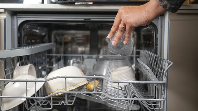 Kirli bulaşıkları makinede bekletmek, fark edilmeden bakteri ve kötü koku