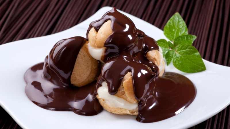 Tatlı severlerin favorisi olan Profiterol, hem pratik hazırlanışı hem de
