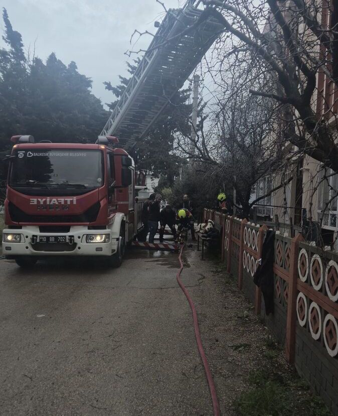 Bandırma’da Yangın! İçeride 5 Kişi Mahsur Kaldı WhatsApp Image 2026 03 30 at 19.51.52 1 e1775047806998 - Marmara Bölge Gazetesi