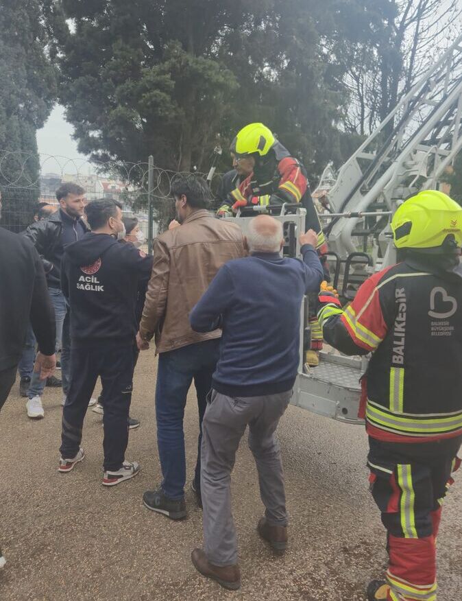 Bandırma’da Yangın! İçeride 5 Kişi Mahsur Kaldı WhatsApp Image 2026 03 30 at 19.51.52 e1775047783321 - Marmara Bölge Gazetesi