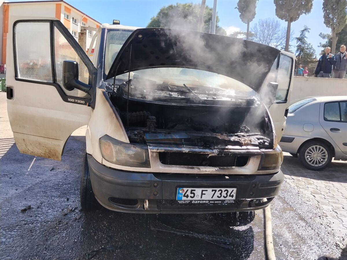 İvrindi’de Seyir Halindeki Kamyonet Alev Aldı! WhatsApp Image 2026 04 02 at 16.03.15 1 - Marmara Bölge Gazetesi