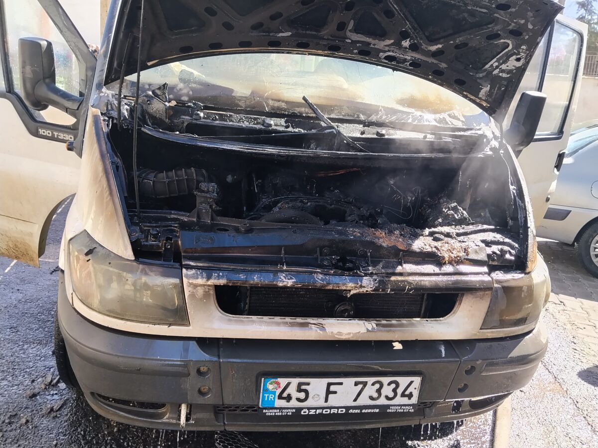 İvrindi’de Seyir Halindeki Kamyonet Alev Aldı! WhatsApp Image 2026 04 02 at 16.03.16 1 - Marmara Bölge Gazetesi