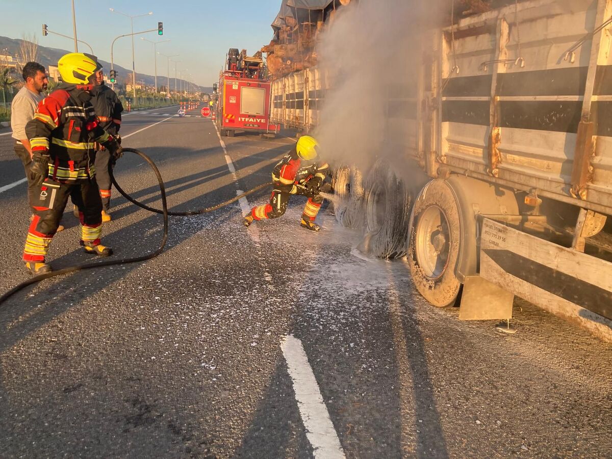 Edremit’te Tomruk Yüklü Tır Yandı! WhatsApp Image 2026 04 06 at 09.03.26 - Marmara Bölge Gazetesi