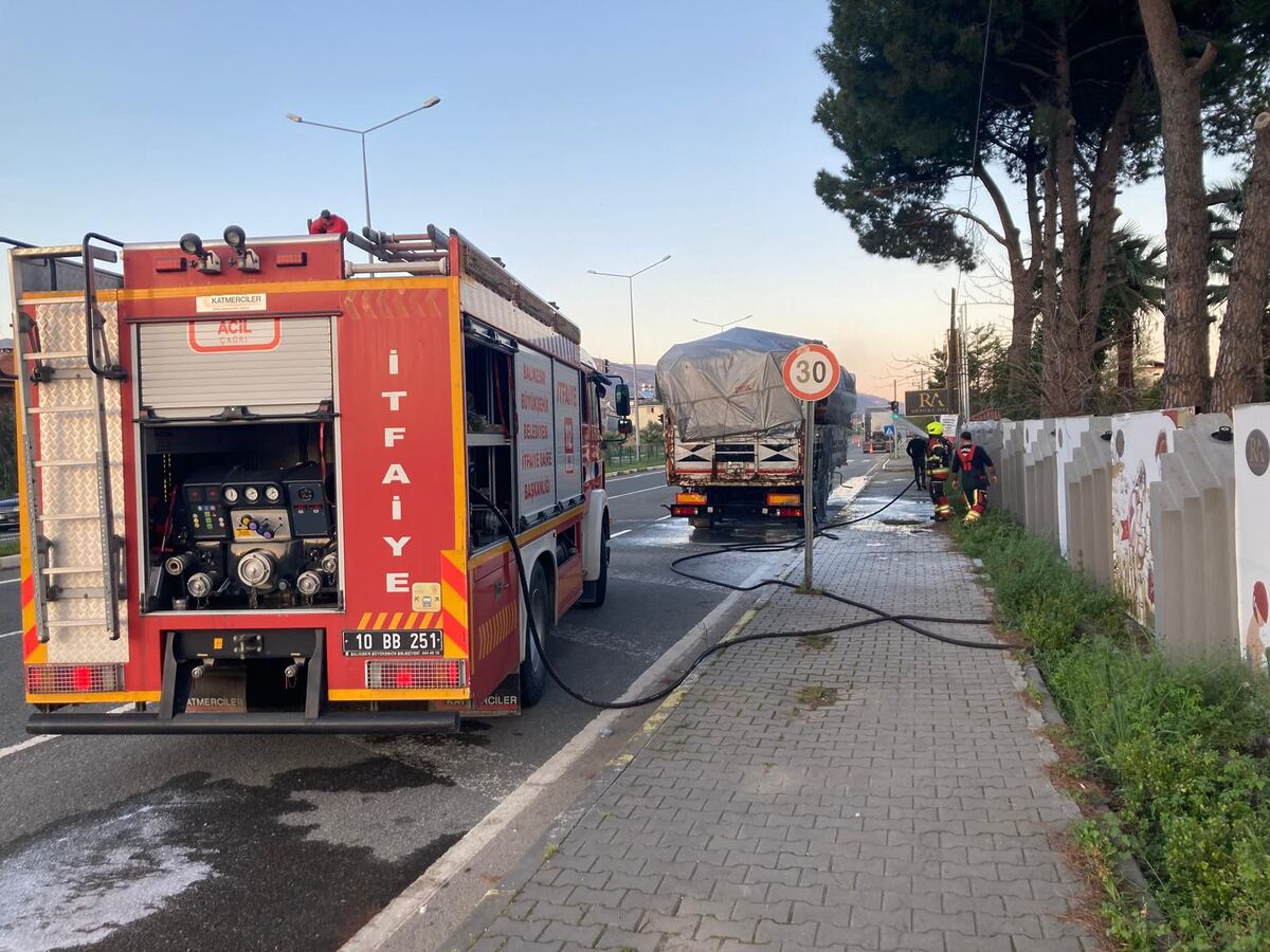 Edremit’te Tomruk Yüklü Tır Yandı! WhatsApp Image 2026 04 06 at 09.03.27 - Marmara Bölge Gazetesi