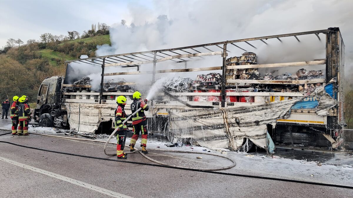 Balıkesir-İzmir Karayolu’nda Tır Cayır Cayır Yandı! WhatsApp Image 2026 04 14 at 11.41.11 - Marmara Bölge Gazetesi