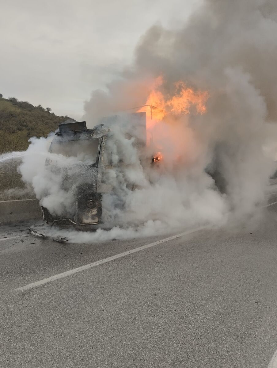 Balıkesir-İzmir Karayolu’nda Tır Cayır Cayır Yandı! WhatsApp Image 2026 04 14 at 11.41.16 - Marmara Bölge Gazetesi