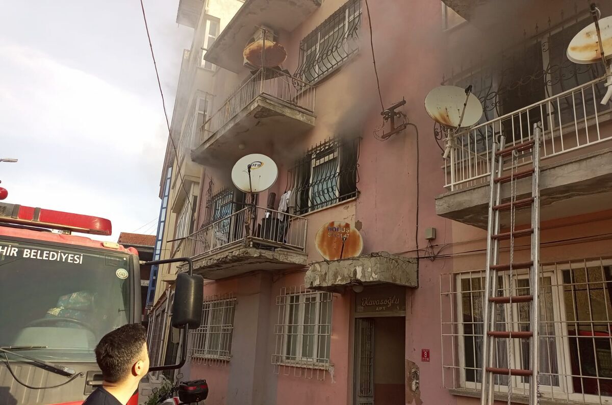 Edremit’te Yangın Dehşeti! Vatandaşlar Binada Mahsur Kaldı WhatsApp Image 2026 04 14 at 11.46.21 e1776257078428 - Marmara Bölge Gazetesi