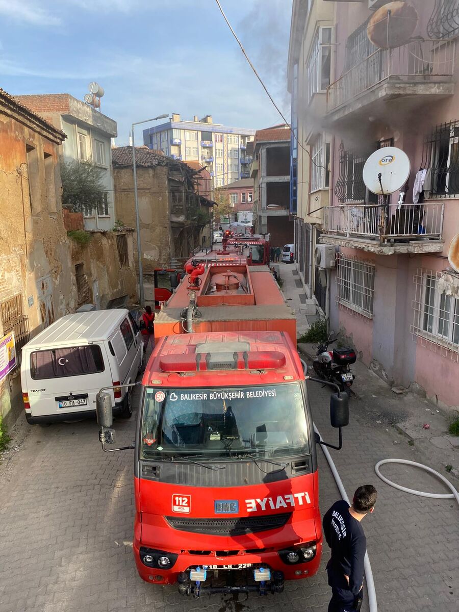 Edremit’te Yangın Dehşeti! Vatandaşlar Binada Mahsur Kaldı WhatsApp Image 2026 04 14 at 11.46.22 1 - Marmara Bölge Gazetesi