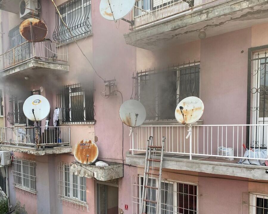 Edremit’te çıkan apartman yangını mahallede büyük paniğe neden oldu. Alevlerin