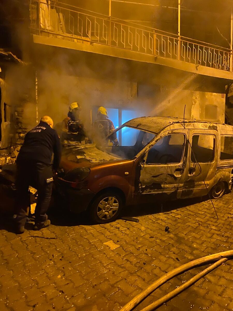 Park Halindeki Araç Alev Topuna Döndü! WhatsApp Image 2026 04 16 at 10.10.43 - Marmara Bölge Gazetesi